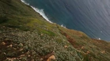 FPV insansız hava aracı yarışı dağ sörfü ve kayalıklarda uçurum dalışı. Portekiz 'deki Madeira adasındaki destansı dağ manzarası ve okyanus. Güzel bir doğa..