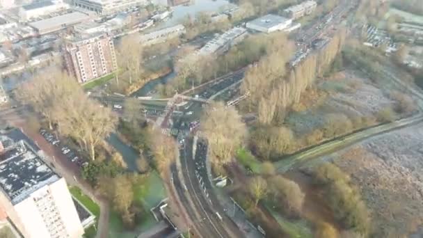 阿姆斯特丹东有轨电车交通灯、骑自行车的人和骑自行车的人在冬季移动，阿姆斯特丹交通要道的空中滑行. — 图库视频影像