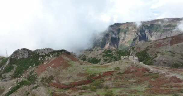 Island of Madeira high rocky cliffs. Beautifull mountains nature landscape in Portugal. Clouds hanging over de cliffs. — Stockvideo