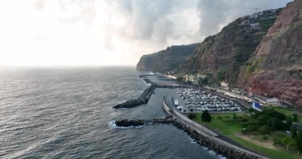 Costa de Madeira Portugal hermosa isla soleada el océano atlántico vista aérea del dron. Vista aérea del dron. — Vídeo de stock