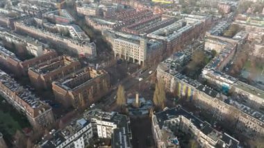 Amsterdam 'ın doğusundaki Javaplein Meydanı' nın havadan aşırı hızlanması, tramvayların, yayaların ve bisikletçilerin kesiştiği yerde şehir hayatı..