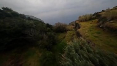 FPV insansız hava aracı yarışı dağ sörfü ve kayalıklarda uçurum dalışı. Portekiz 'deki Madeira adasındaki destansı dağ manzarası ve okyanus. Güzel bir doğa..