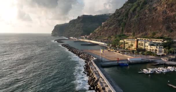 Madeira Portekiz sahil şeridi güzel güneşli ada Atlantik Okyanusu 'nun insansız hava aracı manzarası. Hava aracı görünümü. — Stok video
