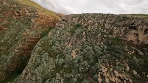 FPV curse drone Mountain surfing, și scufundări stânci de-a lungul rocilor. Peisaj montan epic și ocean pe insula Madeira din Portugalia. Natură frumoasă. — Videoclip de stoc