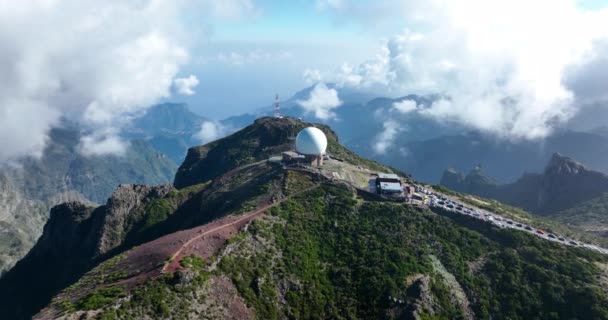 Schöne Insel Madeira epische Berge und Klippen Natur niedrig hängenden Wolken. Pico do arieiro panorama wanderroute Drohnenübersicht. — Stockvideo