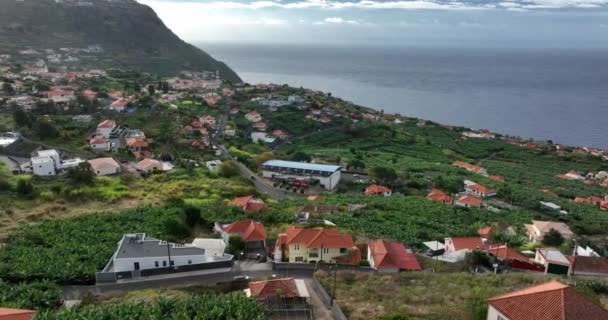Madeira Adası 'ndaki Funchal' ın başkenti, güneşli bir günde Portekiz 'in güzel panorma manzarası tepeler ve dağlar üzerinde.. — Stok video