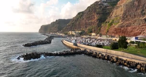 Kustlijn van Madeira Portugal prachtig zonnig eiland het uitzicht op de Atlantische oceaan vanuit de drone. Luchtdrone zicht. Calheta dramatische klif en berglandschap. — Stockvideo