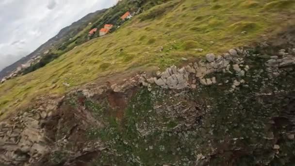 FPV racing drone Surf de montagne, et plongée en falaise le long des rochers. Paysage de montagne épique et océan sur l'île de Madère au Portugal. Belle nature. — Video