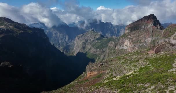 Splendide montagne epiche dell'isola di Madeira e scogliere natura basse nuvole sospese. Pico do arieiro panorama percorso escursionistico drone aereo panoramica. — Video Stock