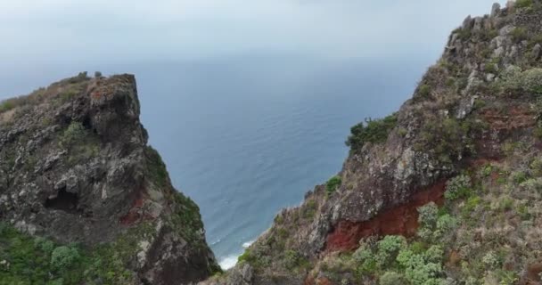 Eiland Madeira kustlijn hoge rotsachtige kliffen. Prachtige bergen natuur en oceaanlandschap in Portugal. — Stockvideo