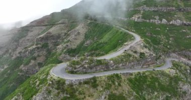 Madeira adası, bulutların arasındaki dağ yolu kayalıklar ve güzel doğa ile çevrili Portekiz 'de güneşli bir günde.