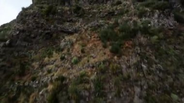 Dağ sörfü yapmak, yüksek uçurumlar ve kayalıklar boyunca bir vadiye dalmak. FPV yarış aracı, bulutların arasında uçan dağ yolu..