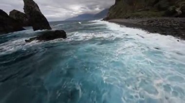 FPV insansız hava aracı yarışı dağ sörfü ve kayalıklarda uçurum dalışı. Portekiz 'deki Madeira adasındaki destansı dağ manzarası ve okyanus. Güzel bir doğa..