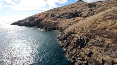 FPV insansız hava aracı yarışı dağ sörfü ve kayalıklarda uçurum dalışı. Portekiz 'deki Madeira adasındaki destansı dağ manzarası ve okyanus. Güzel bir doğa..