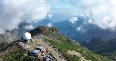 Güzel Madeira adası destansı dağları ve uçurumları. Pico do arieiro panorama yürüyüş rotası hava aracı görüntüsü.
