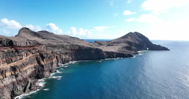 Ponta do Buraco Aerial review Епічний драматичний огляд утворення гірських порід і атлантичного океану. Острів Мадейра Португалія в Європі. — стокове відео