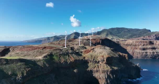 Widok z lotu ptaka na młyny wiatrowe onta do Rosto i formację skalną na Maderze. Ocean Atlantycki i piękny krajobraz górski i klifowy. — Wideo stockowe