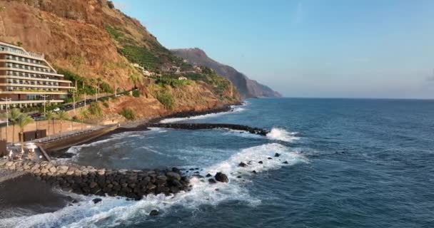 Costa di Madeira Portogallo bellissima isola soleggiata l'oceano Atlantico vista drone aereo. Veduta aerea del drone. Calheta drammatica falesia e paesaggio montano. — Video Stock