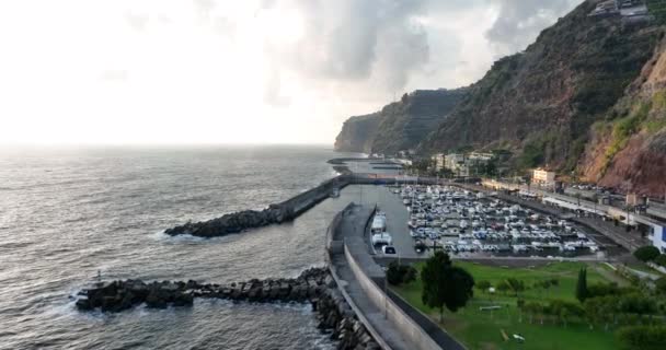 Costa de Madeira Portugal hermosa isla soleada el océano atlántico vista aérea del dron. Vista aérea del dron. — Vídeo de stock