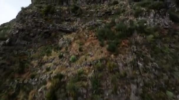 山のサーフィン飛んで、高い崖や谷に岩に沿ってダイビング。FPVレースドローン山の道は雲の中を飛ぶ. — ストック動画