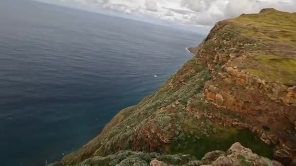 FPV insansız hava aracı yarışı dağ sörfü ve kayalıklarda uçurum dalışı. Portekiz 'deki Madeira adasındaki destansı dağ manzarası ve okyanus. Güzel bir doğa.. — Stok video