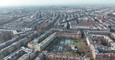 Stadsdeel Amsterdam Oost 'taki Indische Buurt' un hava görüntüleri. Kış günü perakende mülkü ve daireleri olan kentsel yerleşim yerleri.