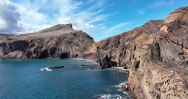 Ponta do Buraco Havacılık Genel Görünümü. Kaya oluşumunun ve Atlantik Okyanusu 'nun destansı dramatik görüntüsü. Avrupa 'da Madeira Adası Portekiz.