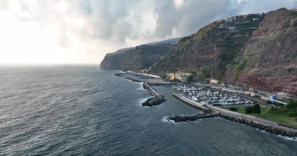 マデイラポルトガルの海岸線大西洋の海の空中ドローンビュー。空中ドローンビュー. — ストック動画