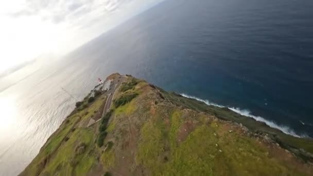 FPV závodní drone Mountain surfing, a útesy potápění podél skal. Epická horská krajina a oceán na ostrově Madeira v Portugalsku. Krásná příroda. — Stock video