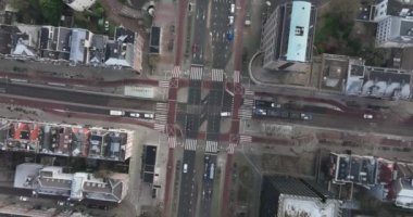 Amsterdam Weesperplein kentsel insansız hava aracı görüntüleri trafik, arabalar, tramvaylar, yayalar, Wibautstraat, Sarphatistraat ve Mauritskade 'den geçen bisikletçiler.