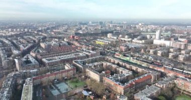 Stadsdeel Amsterdam Oost 'taki Indische Buurt' un hava görüntüleri. Kış günü perakende mülkü ve daireleri olan kentsel yerleşim yerleri.