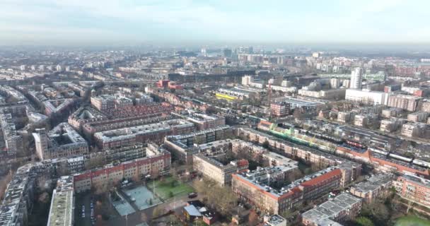 Luchtbeelden van de Indische Buurt in Stadsdeel Amsterdam Oost. Stedelijke woonwijk met retail landgoed en appartementen op een winterdag. — Stockvideo