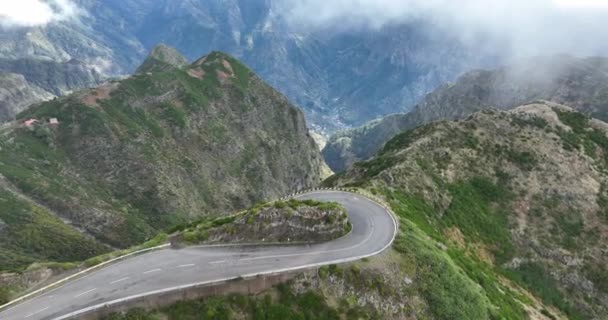 Ilha da Madeira, estrada de montanha através das nuvens com falésias e belíssima natureza rodeada por um dia ensolarado de neblina em Portugal. — Vídeo de Stock