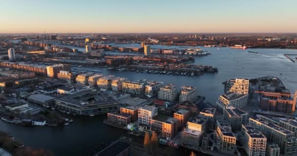 Vista aérea de la vivienda residencial de apartamentos modernos en Amsterdam Este en Cruqius en los Países Bajos. A la hora dorada del atardecer. — Vídeos de Stock