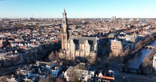 Amsterdam şehir merkezi Westertoren 'in ve şehir merkezindeki Ürdün kentsel alanının hava aracı görüntüsü. Kanallar boyunca. — Stok video