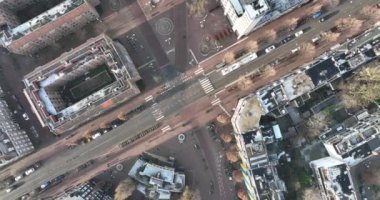 Stadsdeel Amsterdam Oost 'taki Indische Buurt' un hava görüntüleri. Kış günü perakende mülkü ve daireleri olan kentsel yerleşim bölgesi. Trafik kavşağı yukarıdan aşağıya