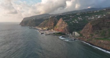 Madeira Portekiz sahil şeridi güzel güneşli ada Atlantik Okyanusu 'nun insansız hava aracı manzarası. Hava aracı görüntüsü. Calheta dramatik uçurum ve dağ manzarası.