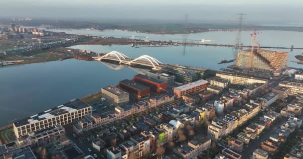 Vista aérea de Ijburg em Amsterdã, Holanda moderno construir área residencial de subúrbio ao longo da água. — Vídeo de Stock