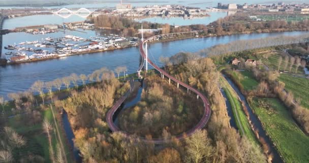 Vue aérienne de la passerelle cyclable et piétonne Nesciobrug à Amsterdam Oost près d'Ijburg et DIemen aux Pays-Bas, Holand, Europe. — Video