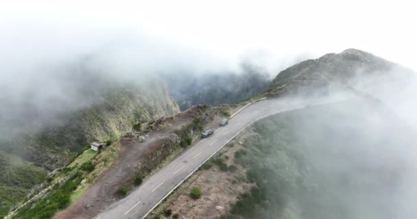 Ilha da Madeira, estrada de montanha através das nuvens com falésias e belíssima natureza rodeada por um dia ensolarado de neblina em Portugal. — Vídeo de Stock