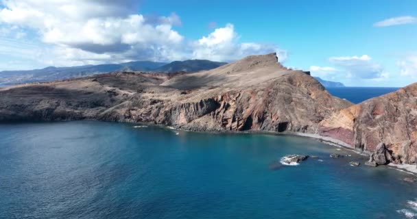 Ponta do Buraco Przegląd lotniczy. Epicki dramatyczny przegląd formacji skalnych i oceanu atlantyckiego. Wyspa Madera Portugalia w Europie. — Wideo stockowe