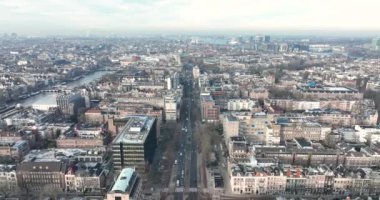 Amsterdam Weesperplein kentsel insansız hava aracı görüntüleri trafik, arabalar, tramvaylar, yayalar, Wibautstraat, Sarphatistraat ve Mauritskade 'den geçen bisikletçiler.