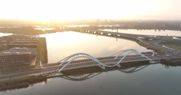 Letecký pohled na most Ijburg v Amsterdamu, nizozemská infrastruktura. Nizozemsko moderní stavět obytné předměstí podél vody. — Stock video