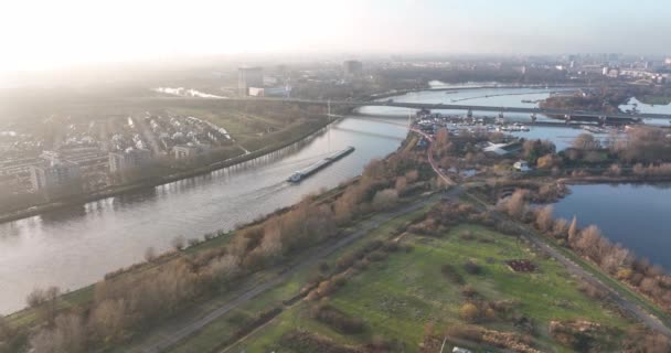 オランダの商業輸送用貨物船や大型クルーズ船のための水路で、アムステルダム・リンカナールの空中ドローンビュー — ストック動画