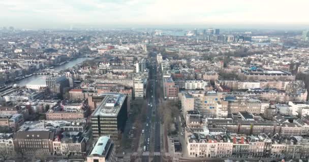 Amsterdam Weesperplein urbanistyczne zdjęcia dronów drogowych, samochodów, tramwajów, pieszych, rowerzystów przejeżdżających przez Wibautstraat, Sarphatistraat i Mauritskade w zimowy dzień. — Wideo stockowe