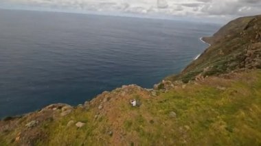 FPV insansız hava aracı yarışı dağ sörfü ve kayalıklarda uçurum dalışı. Portekiz 'deki Madeira adasındaki destansı dağ manzarası ve okyanus. Güzel bir doğa..