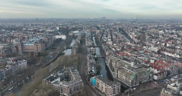 Amsterdam, 22th of December 2021, The Netherlands. Aerial drone footage of Vijzelgracht and Weteringschans infrastructure, Rijksmuseum. — стоковое видео