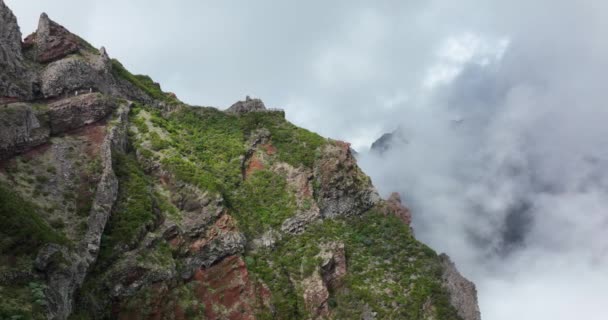 Beautifull Madeira ilha montanhas épicas e falésias natureza baixas nuvens penduradas. Panorama do Pico do arieiro Rota de Caminhadas visão geral do drone aéreo. — Vídeo de Stock