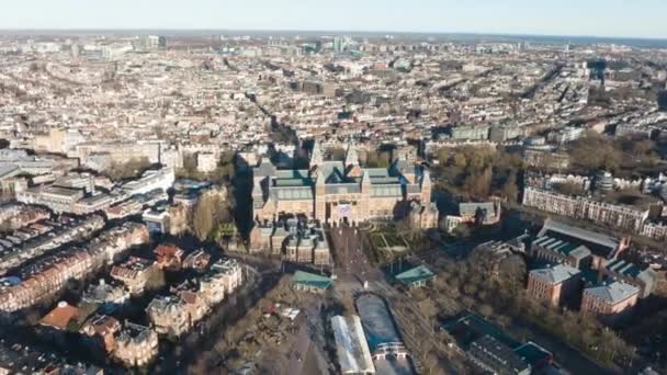 Amsterdam, 25 december 2021, Nederland. Luchtvaartdrone hyperlapse van het Rijksmuseum in de hoofdstad van Amsterdam toeristische attractie in Nederland. — Stockvideo