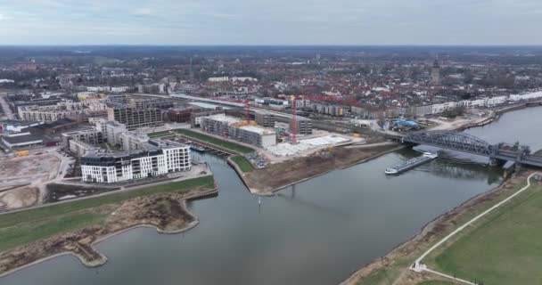 Lucht beelden van Zutphen moderne residentiële appartementen in aanbouw, bouwplaats. De IJjsel en de IJsselspoorbrug. — Stockvideo